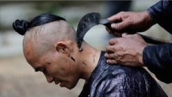 make-you-say-wow:  At the barber shop in Guizhou tumblrs best pics 