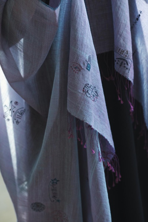シルクコットンのスカーフ春の光に透けるような、ごく薄く手織りした肌触りのやわらかな生地。様々なお守りのモチーフの刺繍をちりばめたスカーフ。¥24,200Photograph by Isao Hashi