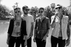 through-the-dark-hand-in-hand:healydanes: The 1975 // Coachella  look at Hanns hand pose OMG