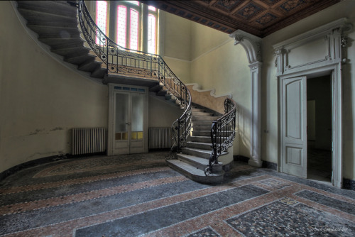 I might have photographed this beautiful staircase way too often, indeed. It’s the only real motif i