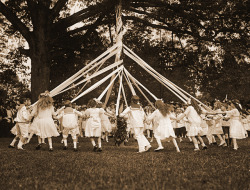 gnossienne:Children dancing around the Maypole,