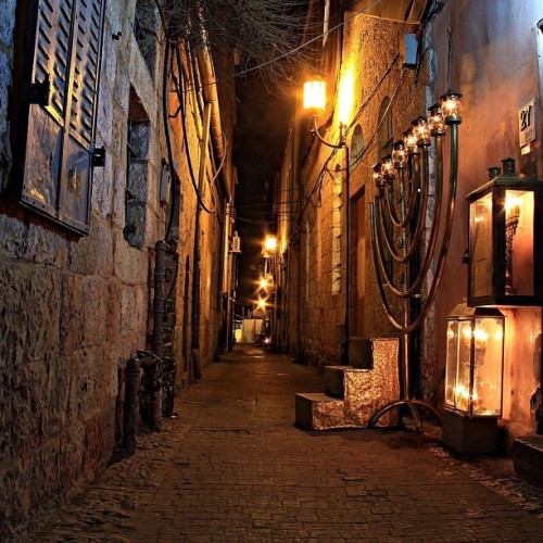 zaatarwitholives:eretzyisrael:Chanukah in the Old City of Jerusalem… I was just there last night!Thi