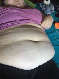 cute-fattie:had to let my big belly breathe for a while! pants too dang tight 