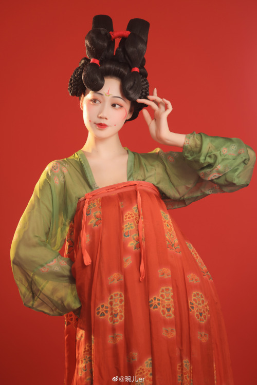 ziseviolet:fuckyeahchinesefashion:©琬儿er Chinese hanfu in Tang dynasty-style.