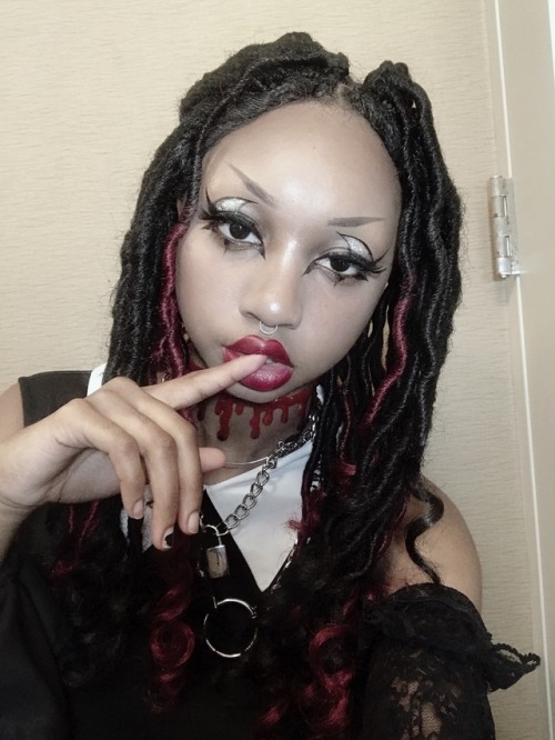 danhellpurgatory: i brand myself to be the halloween queen  ig • bbeetlejuiced