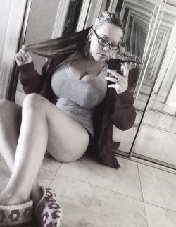 cleavagetweet:  Tight tanktop and glasses