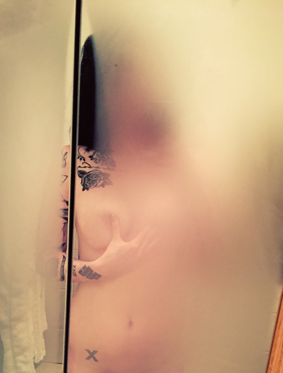 girlseatgirls:  Pre - shower fun ✨