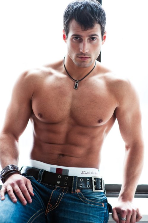 damexculo:  Todd Sanfield. Diooooos pero que bueno está el hijo de puta. Que puto morbo