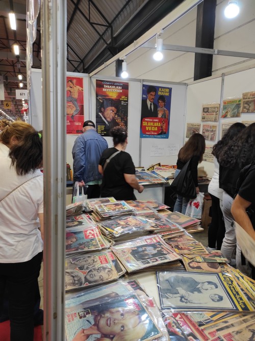 Hurray, I Came From The Book Fair And There Was An Antiques Section !!! I Like It^^
