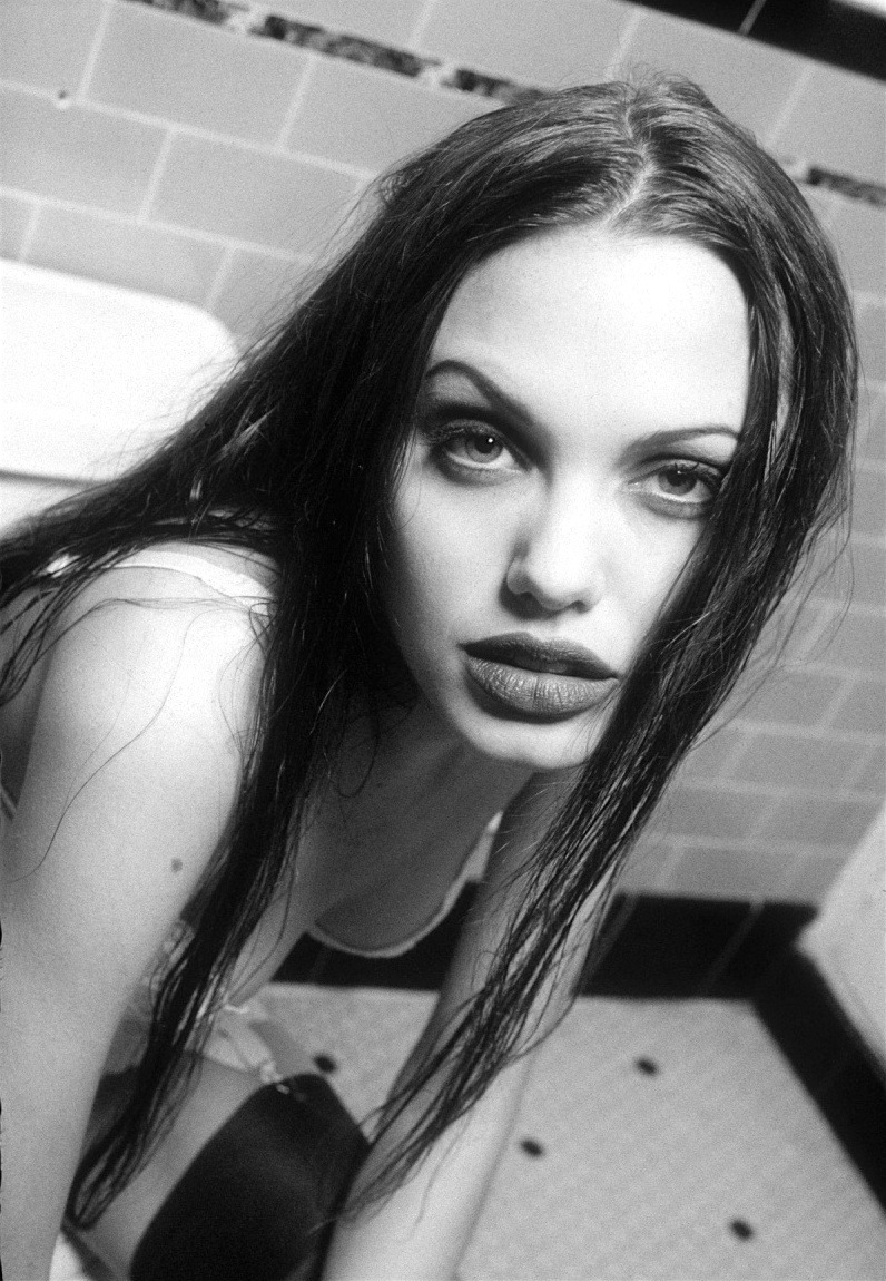 Angelina Jolie - 90s Natural Grunge Icon : r/Kibbe