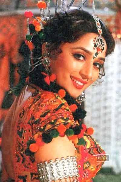 vintageindianclothing:  90s Madhuri appears to have been quite the fan of the maang tika.  Fairly su