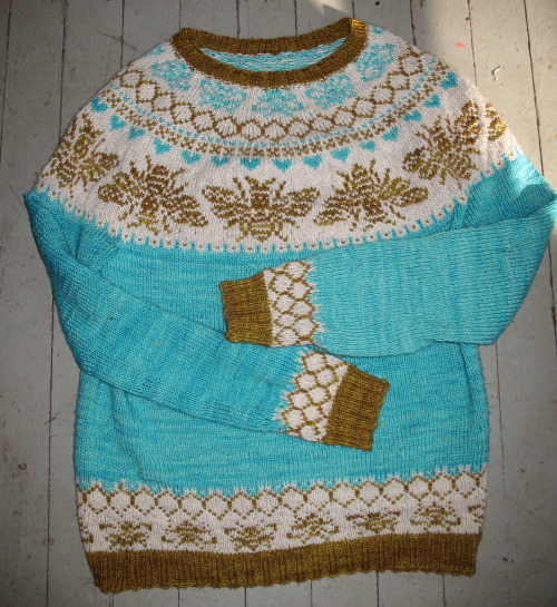 knittingandcrochet: sug-momma: katydidnot: I FINISHED THE SWEATER!! it took me three weeks and a day