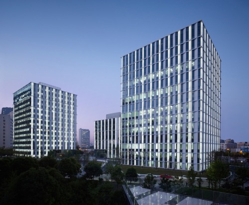 An office build cluster in Shanghai #ArchitectureDesign by gmp. bit.ly/1Pt1Tha #ChineseArchit