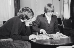 reluctant-martyrs:Brian Jones and Mick Jagger peruse a magazine together, c. 1965