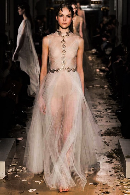 queen-of-love-and-beauty:Valentino Spring/Summer 2016