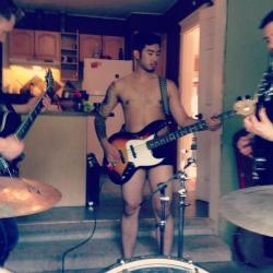 nakedguyswithguitars:  (via Twitter / TooTallGrizzly)