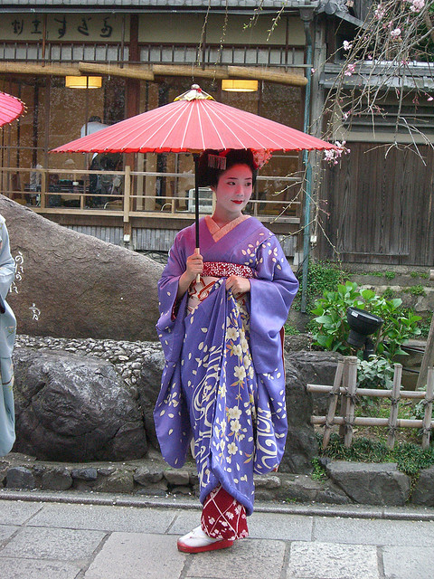 geisha-kai:Maiko Takahiro with cherry blossoms and Kanikakuni monument by Nullumayulife