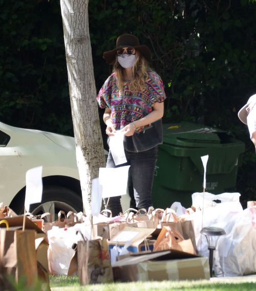 Rachel McAdams realizando doação em uma instituição de caridade em Los A