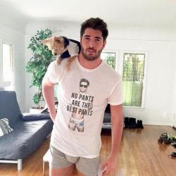 guys-with-bulges:  Shoulder puppy could start