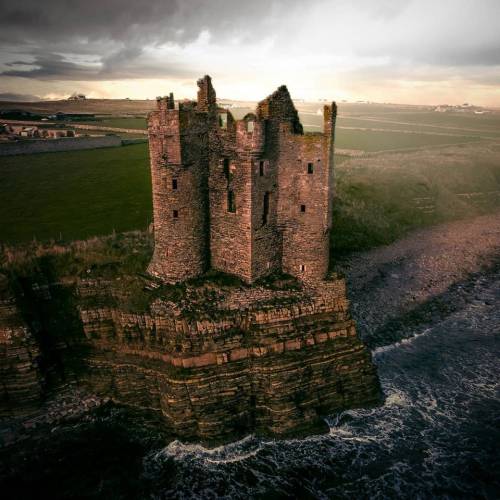 betonlufi:abandonedography:Keiss Castle is a partially ruined castle in Scotland, which stands on sh