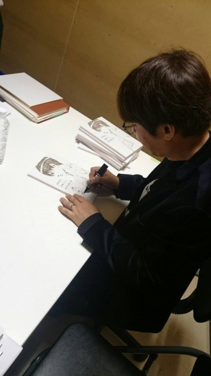 SnK News: Asano Kyoji at the I.G StoreSnK Chief Animation Director and Character Designer Asano Kyoji conducted an autograph session at the (Production) I.G Store today (October 14th, 2017)!Asano recently had another signing at his 2017 exhibition, suppor