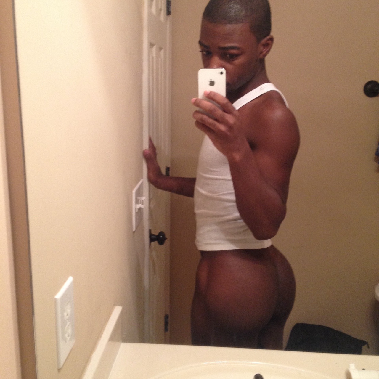 baddieju:  Chocolate Cakes drizzling on Ya tongue 😝