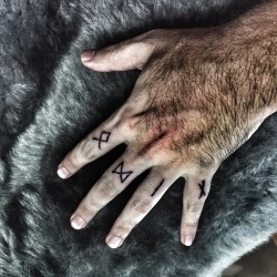 heathentattoos:  myrocknroll:Finally my finger tattoos… ᛟ   Heathen Tattoos ᛟᚦ    Instagram  ᚦ   