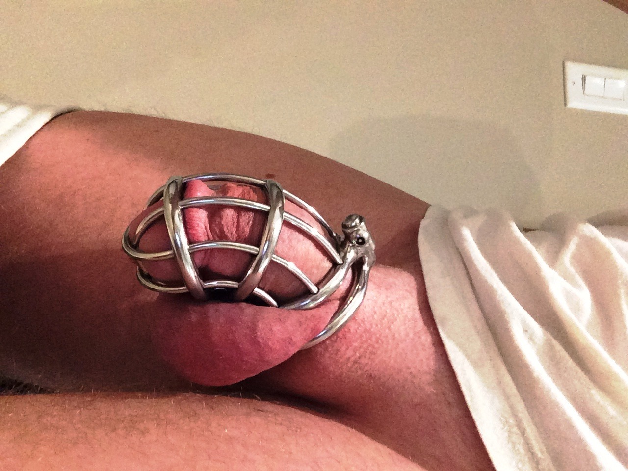 caged-cdn-boi:  Me in the new Jail Bird.  Able to lock my PA over the end of the