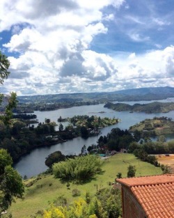 #guatape #pueblo #Colombia #elpenol #elpeñol #bigassrock almost to part 1 of the top there is a lower top and then a tippy tippy top top 😆