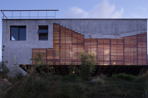 archatlas:  A House in the Brazilian Savanna   Cerrado House by   Vazio S/A  was built at the foothills of Sierra da Moeda, a mountain range in the state of Minas Gerias, Brazil. The three-bedroom house has a rooftop pool and a wide staircase that