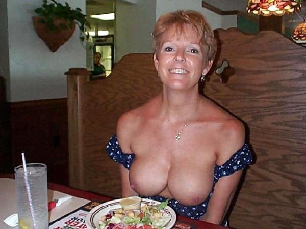 martinsexhibitionists:  exhibitionists outside 