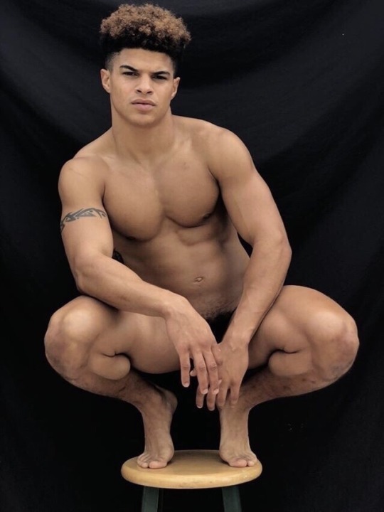feet-beat:  sexy-men-of-color:  http://sexy-men-of-color.tumblr.com  😋 💪 🐶 🍒 👣