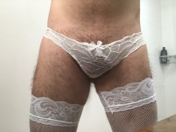 gaynnylons: thongmen34:  We  usually only