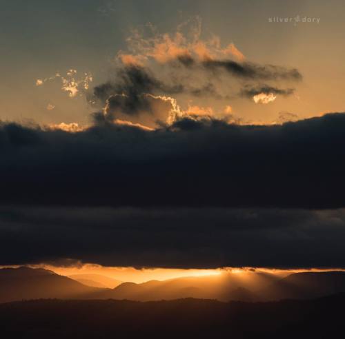 Golden hour - light above and below &hellip; from Mt Wanniassa &hellip; #canberra #canberral