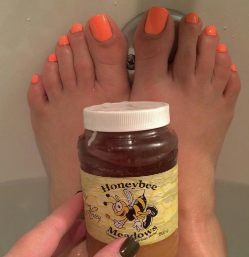 crazysexytoes:Gorgeous peach toes