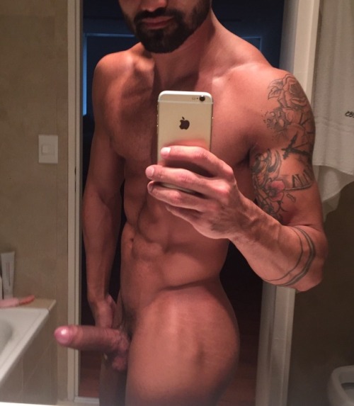 zenyomi:  aluking:  Sexy  W H O