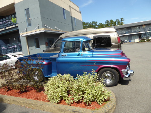 fromcruise-instoconcours:Flareside pickup with scallops.