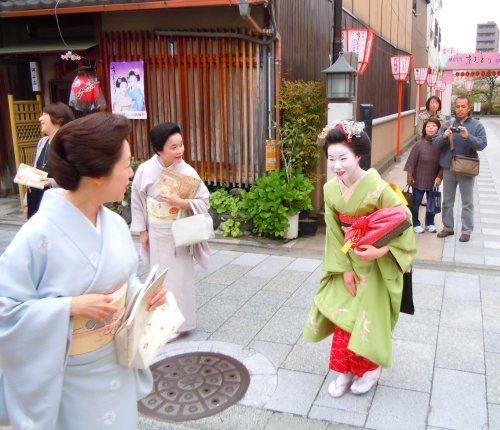 umeno-okiya: Maiko Umehisa greeting other Geiko after Kyo Odori performance(SOURCE)