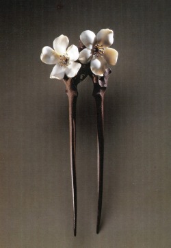 cair–paravel:‘Apple blossom’ hair comb by Lucien Gaillard, c. 1902.