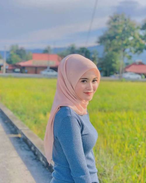 : @h.amieraa_ . . . . . . #gadis #gadiscantik #cantik #awekmelayu #ootd #kekinian #awektudung #daily