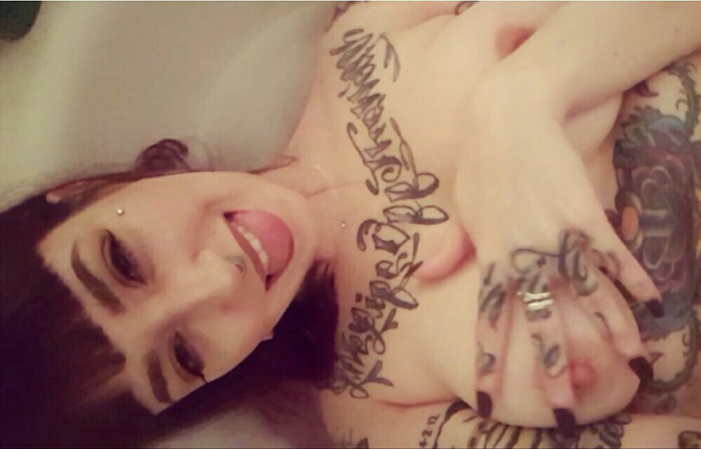 lilith-ap:  If ya want me you know where to find me  *3 Photosets under 5 tokens