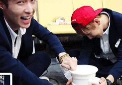 deerxings:  favorite yixing moments: that time he had to make patbingsu and couldn’t stop laughing (requested by anonymous) 