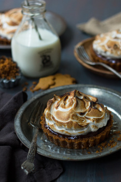 sweetoothgirl:    Boozy Chocolate Meringue Tartlets with Gingersnap Crust  