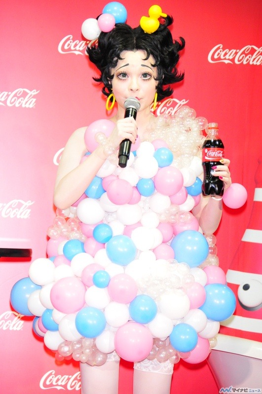 kyarypamyupamyusuperfan:    Kyary Pamyu Pamyu at a Coca Cola Japan press conference! view