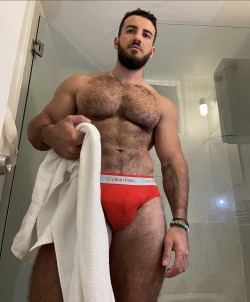 elnerdo19:Sexy Sam Vass and that furry chest of his! 🐻 🐺 💪🏼 🥩 ❤️😍🥰😈