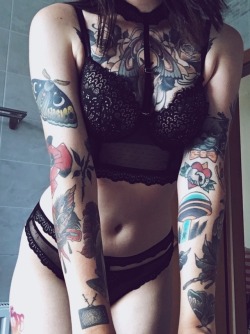 written-moths:  you guys have been super patient while i went for weeks without posting much so heres some new stuff with a super hot underwear set i bought today!