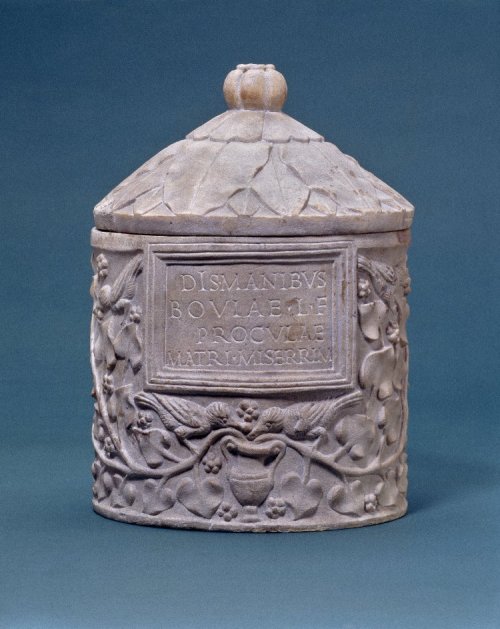 Marble cinerary urn with an inscribed dedication that reads: Dis Manibus / Boviae L(uci) f(iliae) Pr