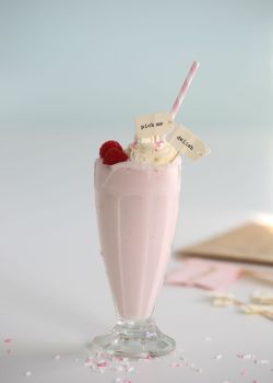 foodiebliss:  Banana & Raspberry MilkshakesSource: