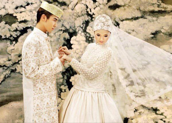 rainbow-unicorn-monkeyballs:  angryblackgirlrants:  Chinese Muslim Weddings.  They