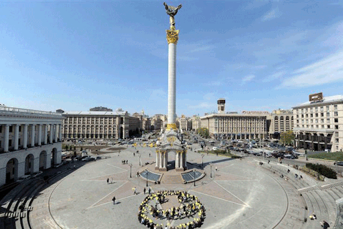 gasoline-station:Kiev’s Independence Square Yesterday/TodayPicture: These two pictures show In